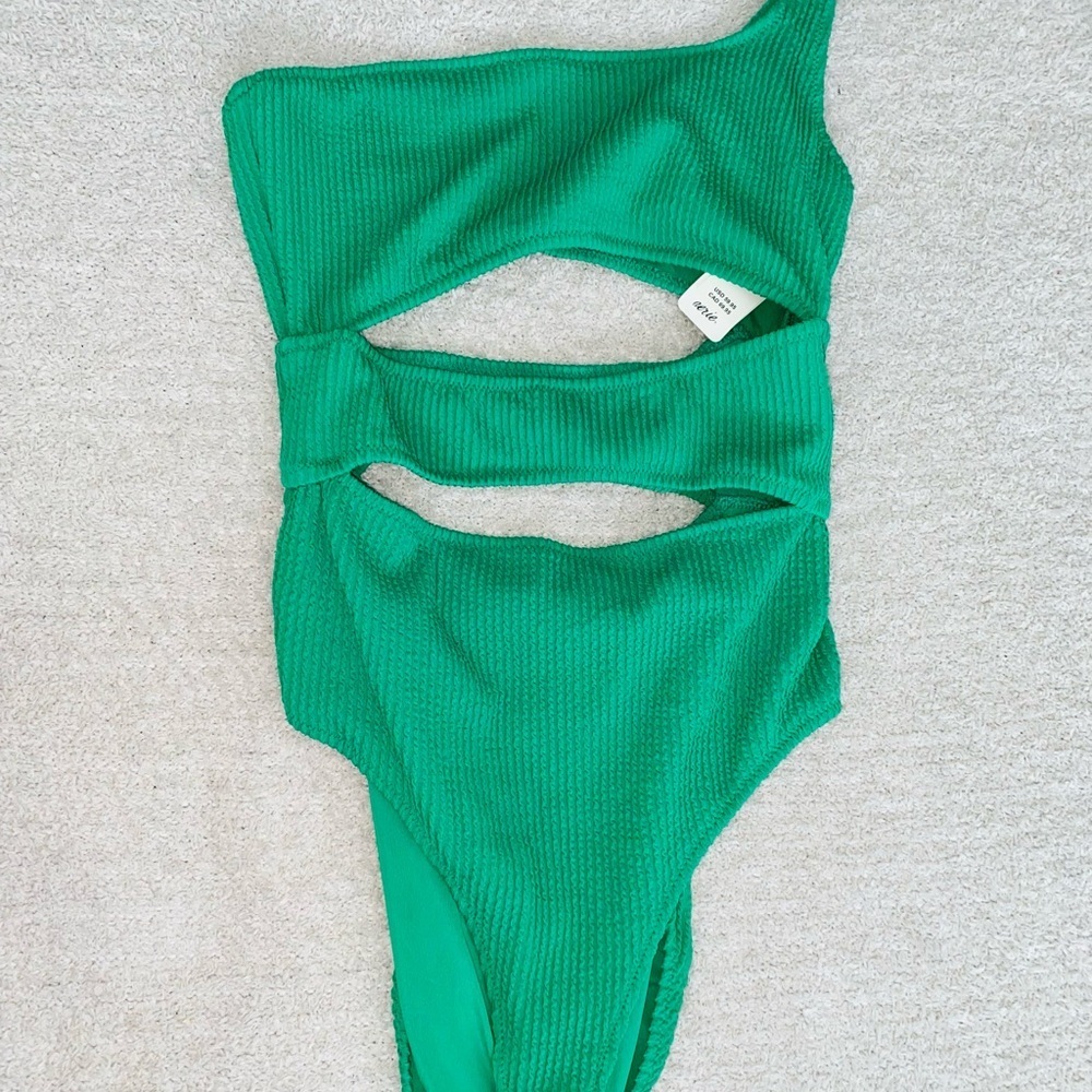 One piece - Picture 2 of 5